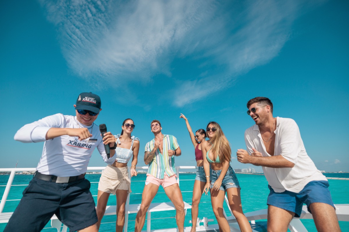 Fiesta a bordo del catamarán Xailing rumbo a Isla Mujeres