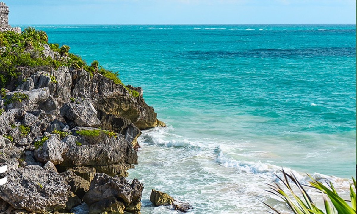 Acantilado de Tulum sobre el mar turquesa
